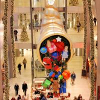 4171_5011 Weihnachtsdekoration, verpackte Geschenke in buntem Papier, Tannengirlanden. | Adventszeit  in Hamburg - Weihnachtsmarkt - VOL. 2